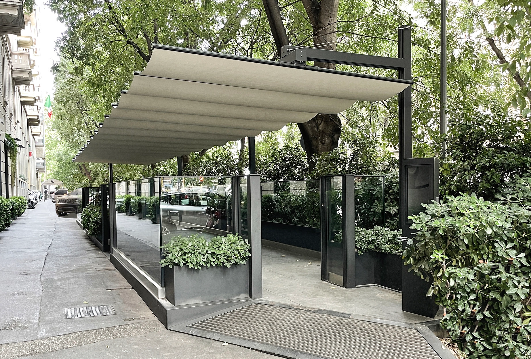 vela ombreggiante per esterno ristorante milano