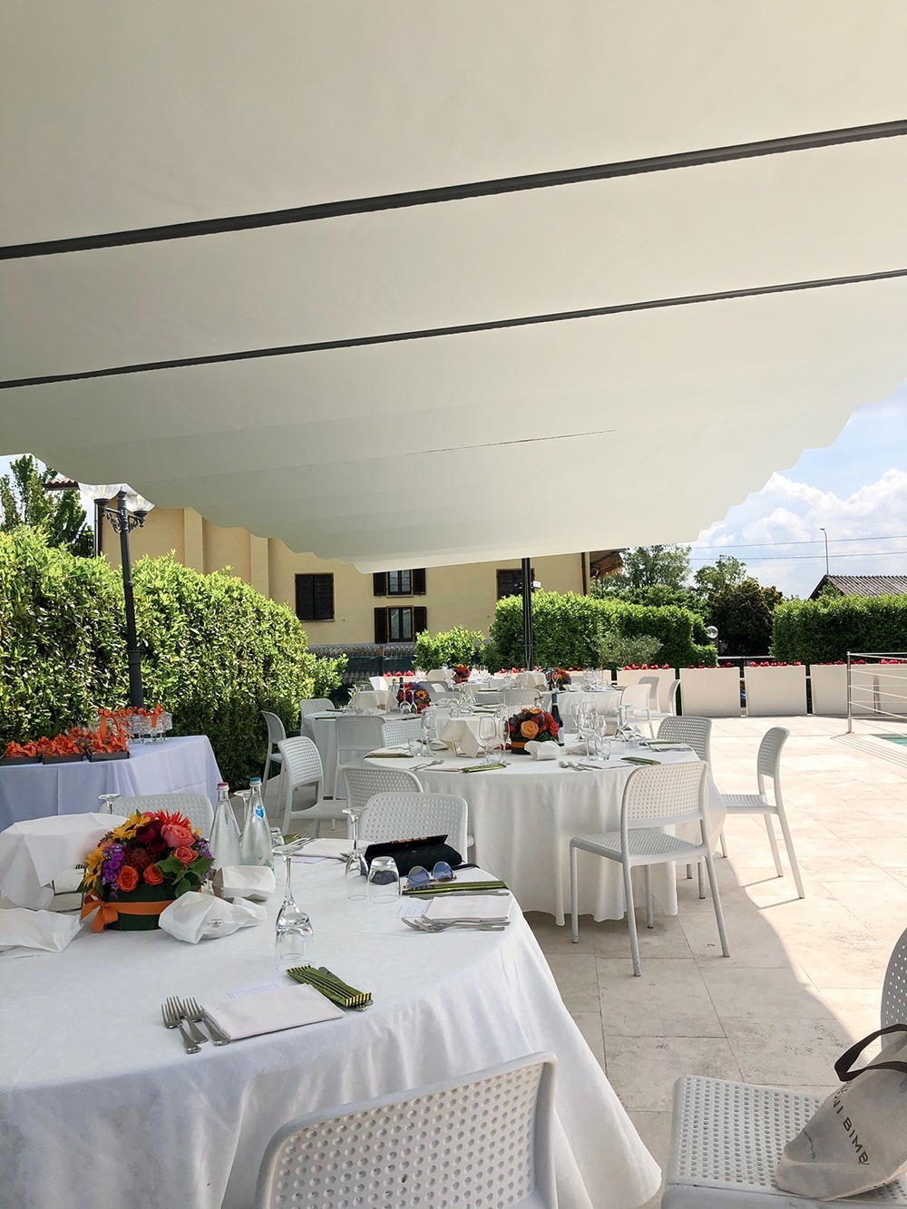 aumento dei coperti per hotel e resort con vele ombreggianti scorrevoli