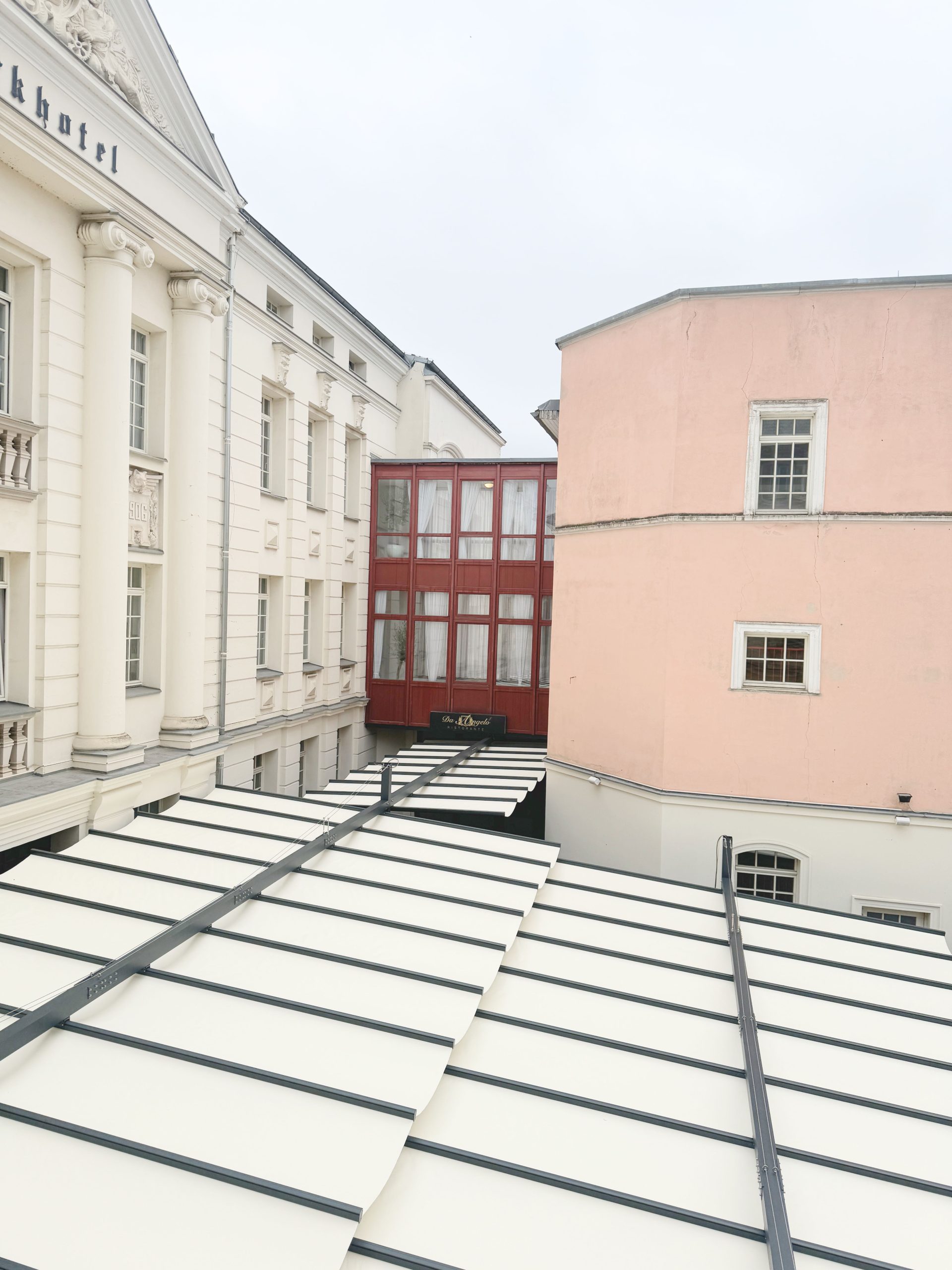 doppia vela ombreggiante per hotel