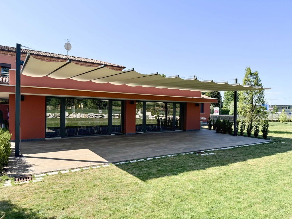 esempio installazione vela scorrevole ombreggiante bridge