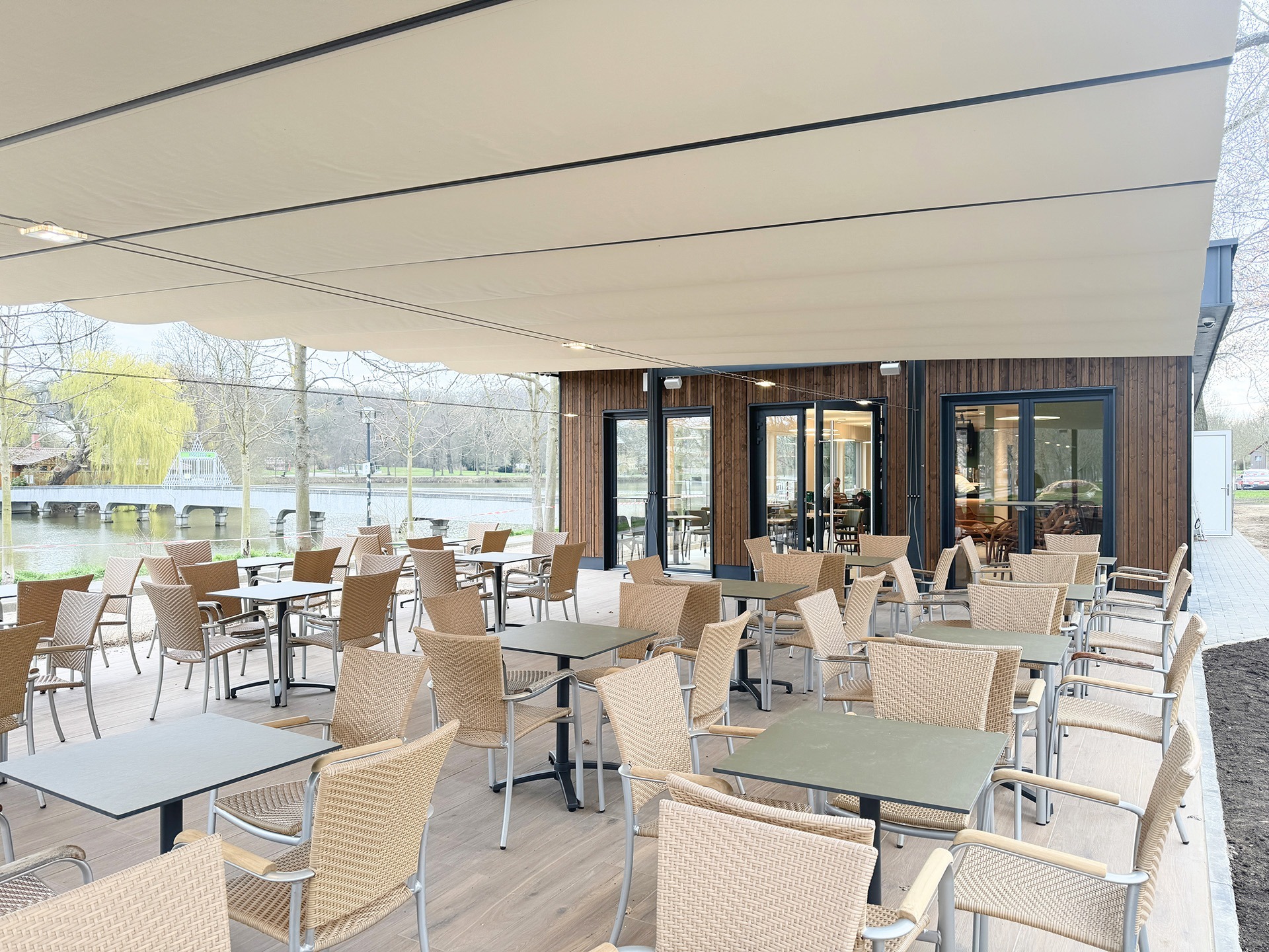 esterno locale con vela scorrevole ombreggiate