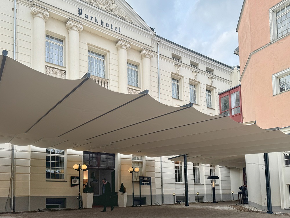 installazione vele scorrevoli ombreggianti per hotel e resort